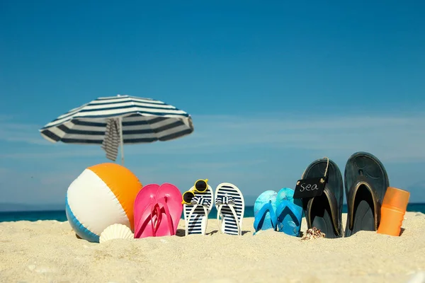 Pantofole familiari sulla sabbia sulla spiaggia — Foto Stock