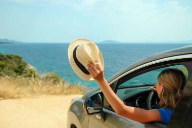 denizde arabada sürücü