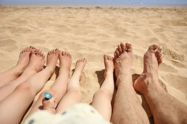 Pies familiares en la arena en la playa —  Fotos de Stock