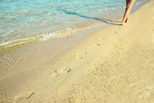 Pegadas na areia na praia — Fotografia de Stock