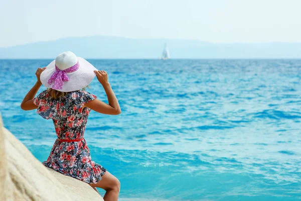 海岸の帽子を被った若い女性 — ストック写真