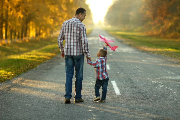 Padre e figlio camminano nella natura — Foto Stock