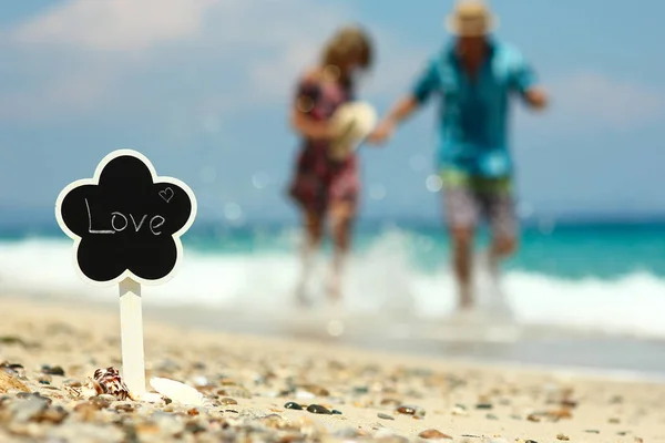 Casal apaixonado na praia — Fotografia de Stock