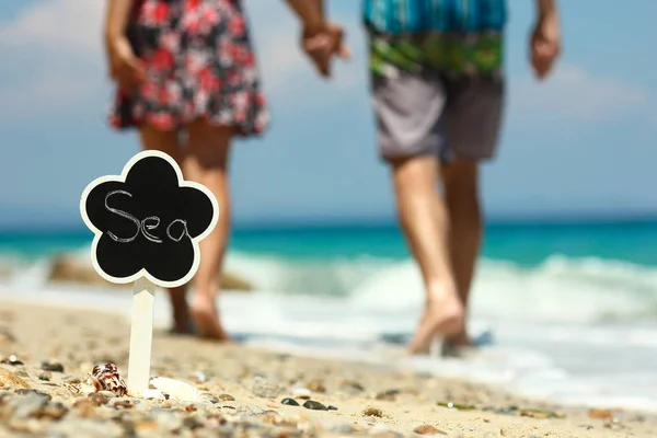 Casal apaixonado na praia — Fotografia de Stock