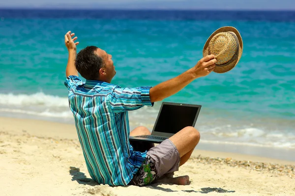 Homme avec ordinateur portable près de la mer — Photo