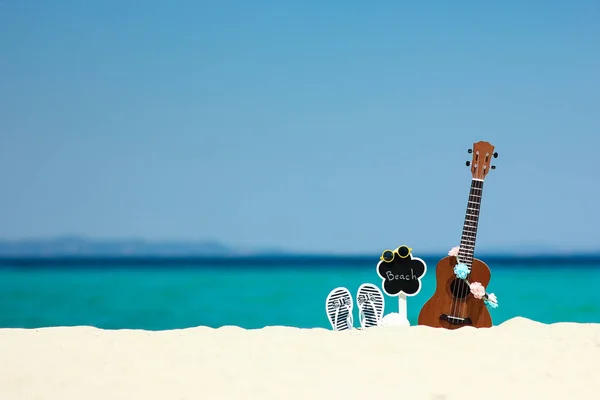 Yaz aylarında deniz tarafından kum üzerinde ukulele — Stok fotoğraf