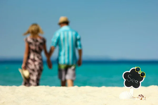 Couple in love on the beach — Stock Photo, Image