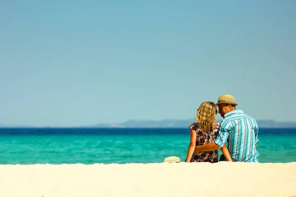 Casal apaixonado na praia — Fotografia de Stock