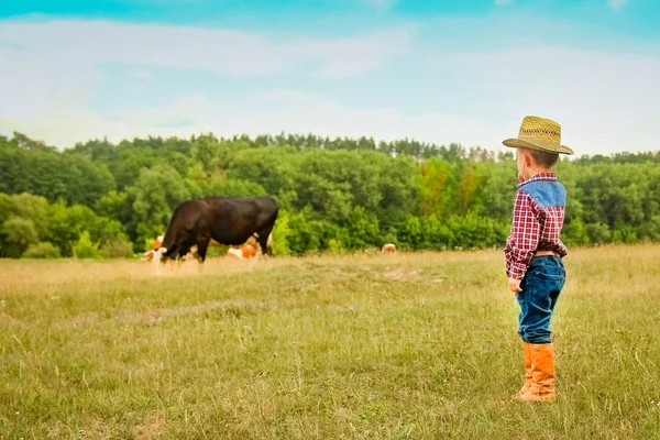 Lycklig baby cowboy i naturen — Stockfoto