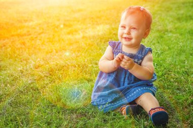 Parktaki mutlu çocuk.