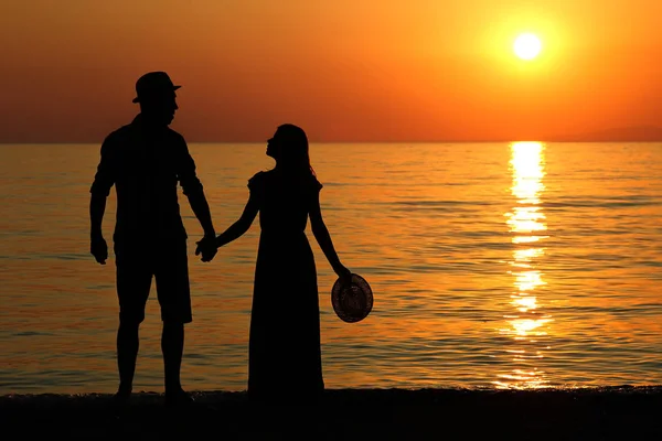 Silhouette of a happy loving couple at sunset — Stock Photo, Image