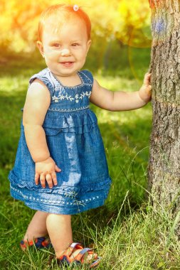 Parktaki mutlu çocuk.