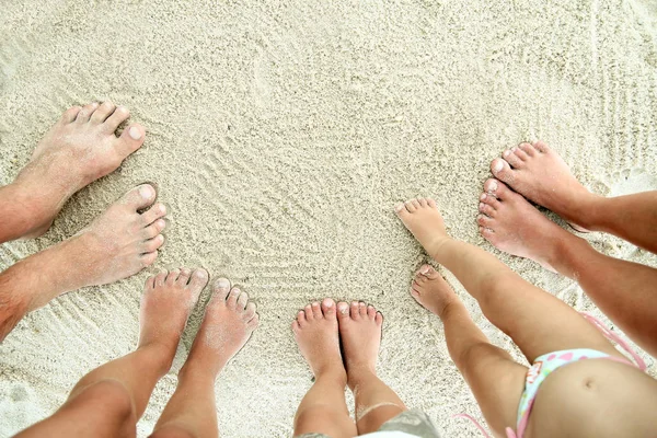 Pies familiares en la arena en la playa —  Fotos de Stock