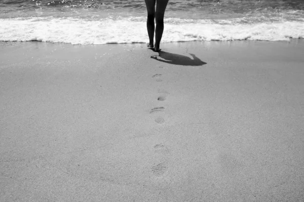 Kumsaldaki kumda ayak izleri.