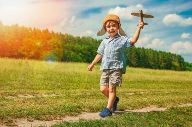  çocuk pilot uçak ile