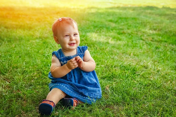 Χαρούμενο παιδί σε εξωτερικούς χώρους στο πάρκο — Φωτογραφία Αρχείου