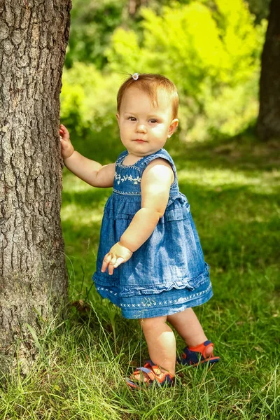 Szczęśliwy dziecko na świeżym powietrzu w parku — Zdjęcie stockowe