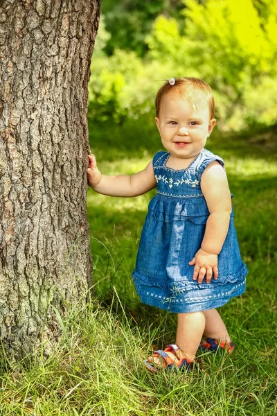 Glückliches Kind im Park — Stockfoto