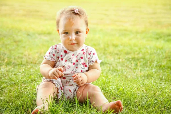 Gelukkig kind buiten in het park — Stockfoto