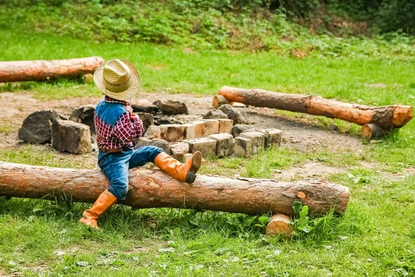 Gelukkig baby cowboy in de natuur — Stockfoto