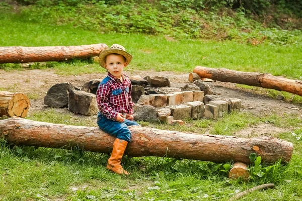 Gelukkig baby cowboy in de natuur — Stockfoto