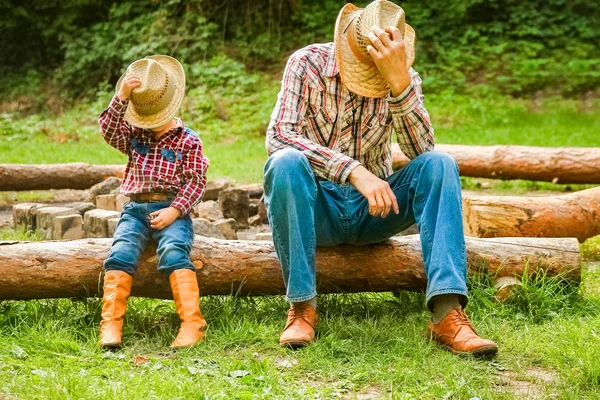 Gelukkig kind met cowboy ouder in de natuur in het veld — Stockfoto