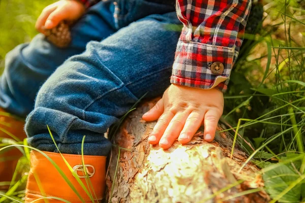 Beautiful hands of a cowboy's legs in the park on nature — Stock Photo, Image