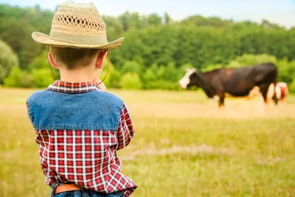 Bebê feliz cowboy na natureza — Fotografia de Stock