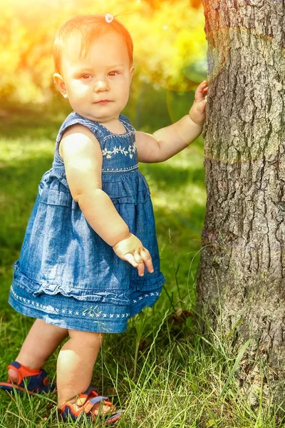 Šťastné dítě venku v parku — Stock fotografie