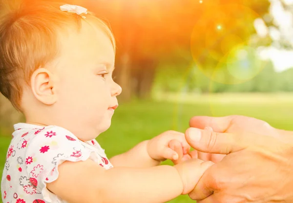 Ręce szczęśliwego rodzica i dziecka w przyrodzie — Zdjęcie stockowe