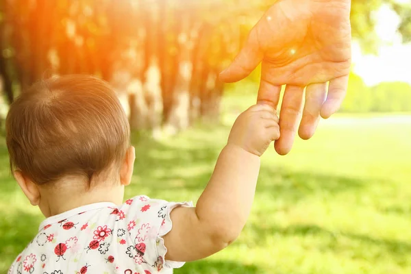 Mani di un genitore felice e figlio in natura — Foto Stock