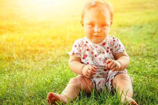 Glückliches Kind im Park — Stockfoto