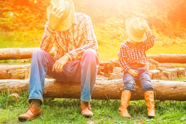 Lycklig barn med cowboy förälder i naturen i fält — Stockfoto