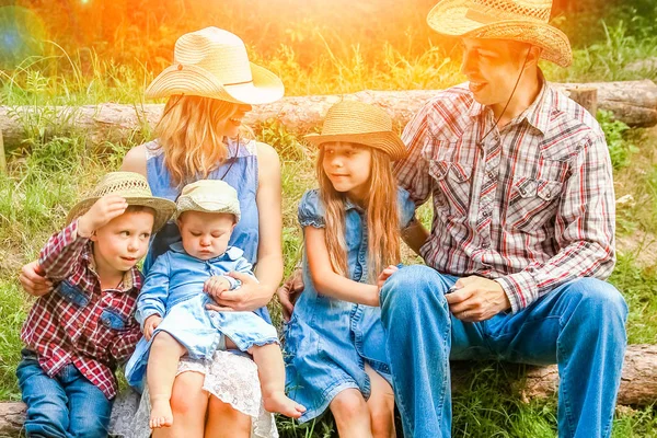 Lycklig Cowboy Familj Utomhus Parken — Stockfoto