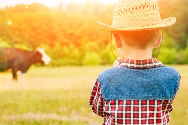 Bebê feliz cowboy na natureza — Fotografia de Stock