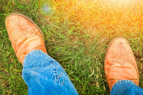 Vackra händer av en cowboy ben i parken på naturen — Stockfoto