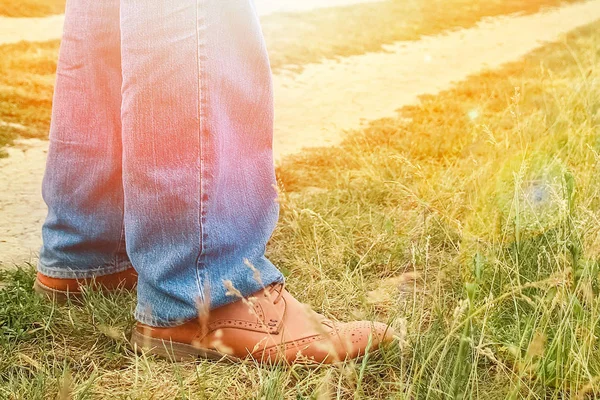 Vackra händer av en cowboy ben i parken på naturen — Stockfoto