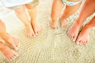 Deniz kenarındaki kumların üzerinde güzel bacaklar