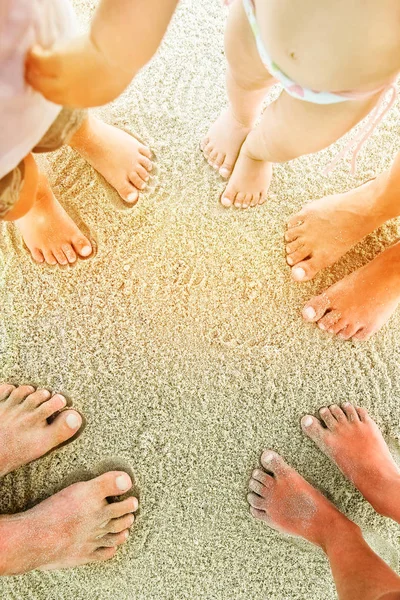 Belles jambes sur le sable au bord de la mer — Photo