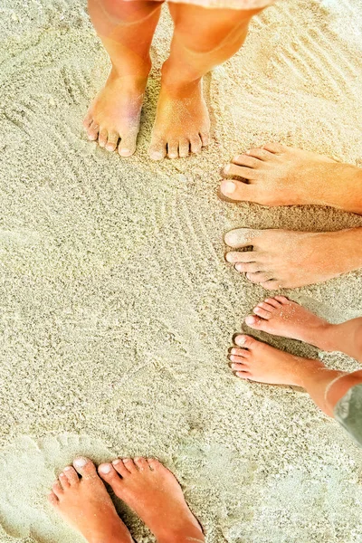 Mooie benen op het zand aan zee — Stockfoto