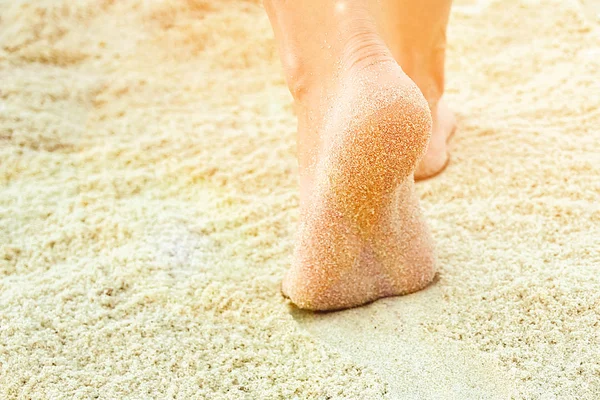 Hermosas piernas en la arena junto al mar —  Fotos de Stock