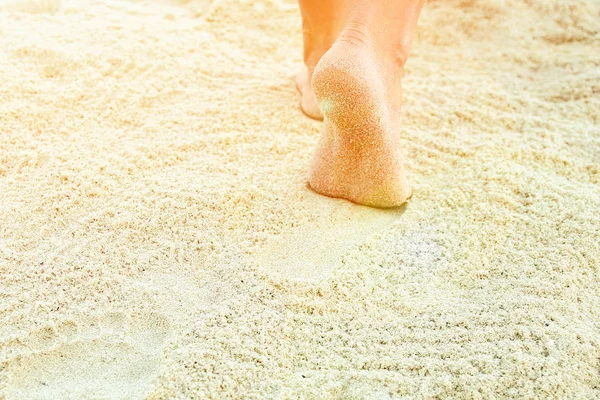 Belas pernas na areia junto ao mar — Fotografia de Stock