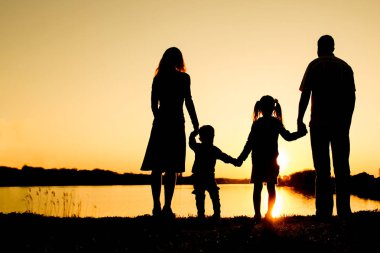 babası, annesi ve iki çocuğu da dahil olmak üzere siluet aile,