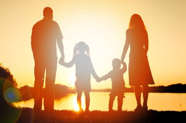 babası, annesi ve iki çocuğu da dahil olmak üzere siluet aile,
