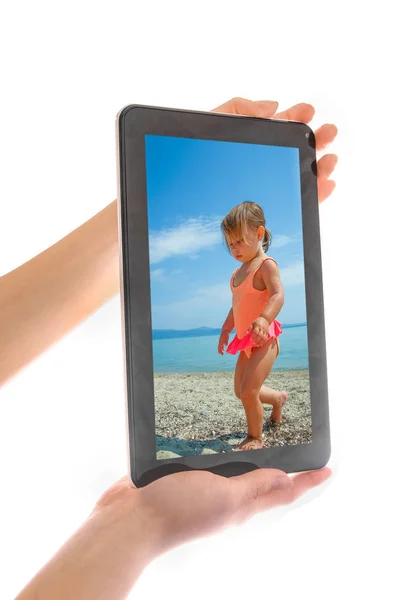 Em mãos humanas tablet computador dispositivo touch-screen com isolado — Fotografia de Stock