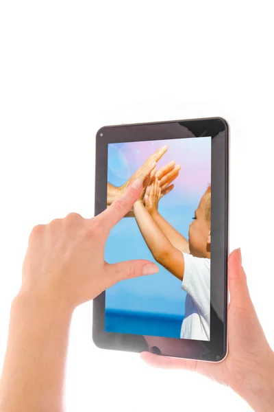 Em mãos humanas tablet computador dispositivo touch-screen com isolado — Fotografia de Stock