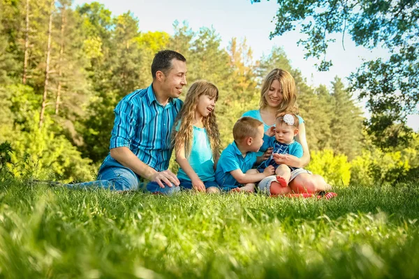 Família feliz ao ar livre no parque — Fotografia de Stock