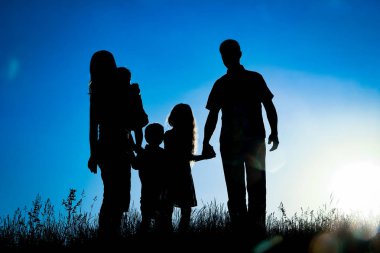 park silueti mutlu aile açık havada