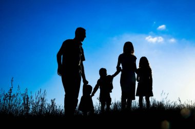 park silueti mutlu aile açık havada