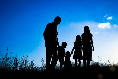 park silueti mutlu aile açık havada